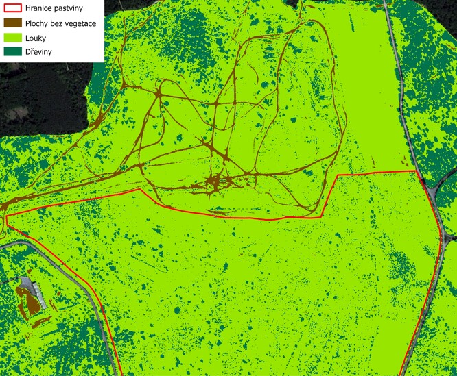 Obr. 3. Srovnání rozsahu ploch bez vegetace mezi pastvinou velkých kopytníků (červená linka) a pojezdovými plochami v severní části bezlesí Pod Benáteckým vrchem. Řízená klasifikace (random forest) satelitních snímků SPOT, rozlišení 1,5 m.