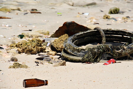 Problém se zhoršuje v období dešťů, od listopadu do března, kdy odpad na pláže přinášejí silné větry a mořské proudy a kdy vzedmuté řeky odnášejí odpad na pobřeží, vysvětluje Putu Eka Merthawan z místní organizace na ochranu životního prostředí.