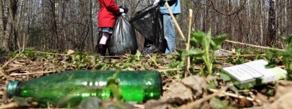 odpady v lese Foto: Pavel L Photo and Video Shutterstock