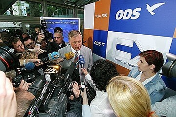 Předseda ODS Mirek Topolánek v obležení novináři těsně po vyhraných volbách v roce 2006.