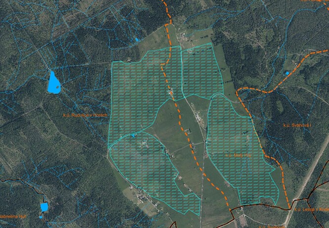 Dva obrázky dokumentující odvodnění pramenné oblasti v Krušných horách (lPIS). Vlnky znázorňují podzemní drenáž, modré přerušované čáry jsou strouhy; jsou i v lesích!