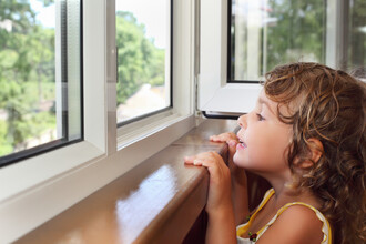 Pro základní prevenci rosení oken stačí pravidelně a dobře větrat. Díky větrání snížíte rozdíl mezi vnitřní a venkovní teplotou vzduchu a nežádoucí vlhký teplý vzduch navíc „uteče“ ven.