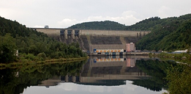 Pohled na hráz přehrady Orlík.