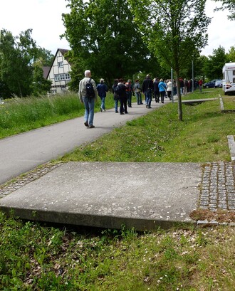 Vedle chodníku může být mělký zasakovací průleh. Údržba je podle zkušeností z Lanškrouna snadná, motorová sekačka průlehem snadno projede. Ilustrační snímek z Mnichova.