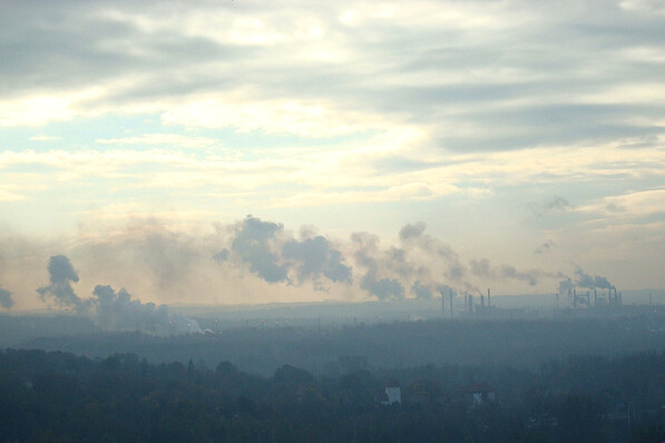 V Moravskoslezském kraji je dlouhodobě nejhorší ovzduší v zemi a jedno z nejhorších v Evropě. Smog trápí kraj hlavně na podzim a v zimě. Ke znečištěnému ovzduší přispívá průmysl, doprava, topení v domácnostech i škodliviny ze sousedního Polska.