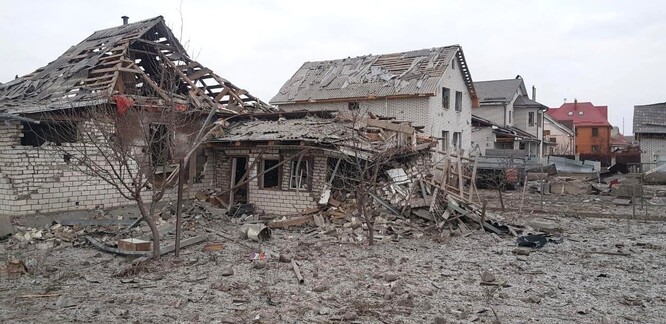 Rodinné domy ve městě Ovruch po raketovém útoku během ruské invaze. Většina střech byla z eternitu. Ten je teď všude kolem