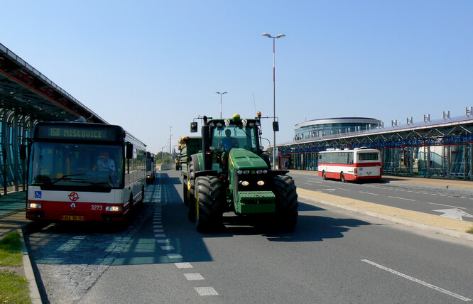 Letňany - uzel pro autobusy i traktor.