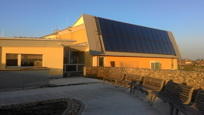 Fotovoltaické panely na ZŠ Slivenec. Ilustrační snímek.