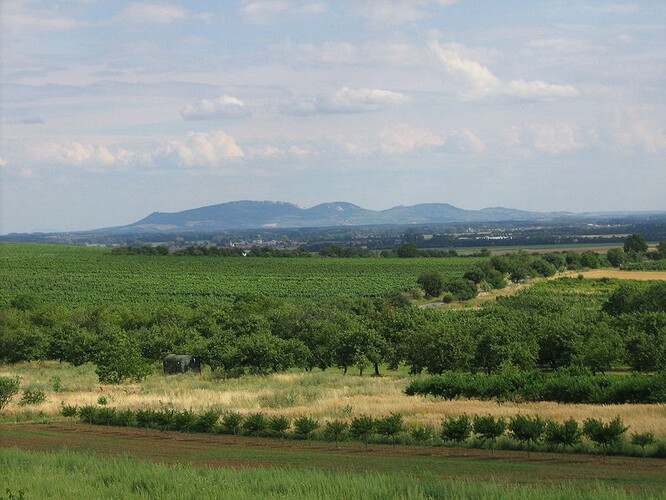 Typická silueta Pálavy v jihomoravské krajině. Pohled od Dolních Kounic.