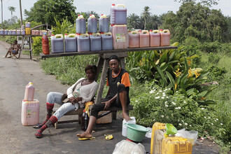 Palmový olej je živobytí pro 1 % obyvatel planety. Na snímku prodej palmového oleje v africkém Kamerunu.