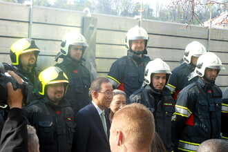 Generální tajemník OSN ocenil mobilní protipovodňové zábrany v centru Prahy. Spolu s pražskými hasiči si vyzkoušel, jak se zábrany staví