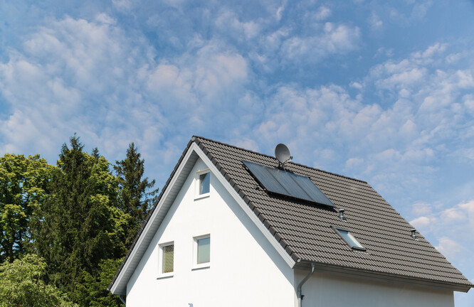 Všechny nové domy budou také od konce roku 2029 muset umožňovat vhodnou instalaci solárních panelů, nových nerezidenčních budov se to týká už od konce roku 2026.