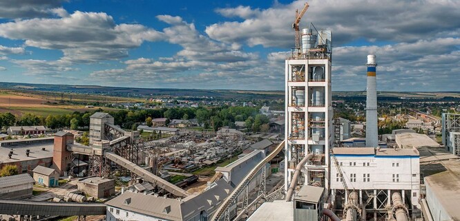 Továrna Ivano-Frankivsk Cement na Ukrajině se přeorientovala z výroby azbestocementových produktů na ty bez azbestu ještě před ruskou invazí. Motivací byla možnost obchodovat s EU.