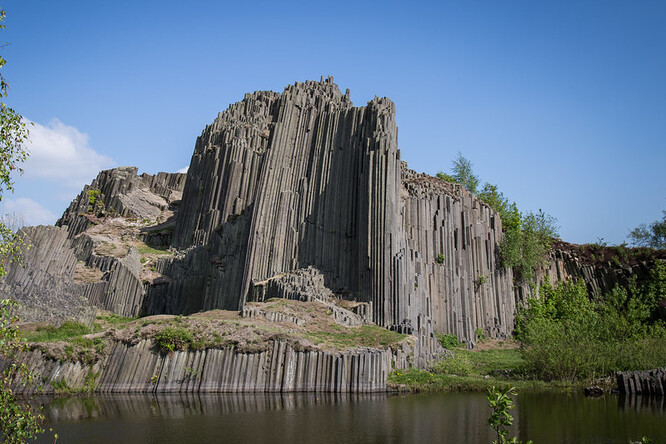 Panská skála je vulkanický čedičový útvar, který vyčnívá z náhorní plošiny mezi Kamenickým Šenovem a Práchní.