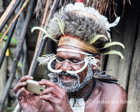 Obyvatelé státu Papua-Nová Guinea za poslední léta prodělali velký civilizační skok. Dříve byli lidojedi, dnes často drží v ruce mobilní telefon a baví je sociální sítě.