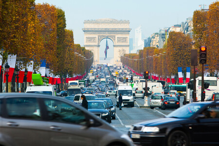 První nedělí bez aut bude na Champs-Elysées ale až 8. květen. Prvního května, na nějž připadá první neděle pátého měsíce, má totiž kvůli svátku práce volno řada obyvatel Francie a to včetně policistů