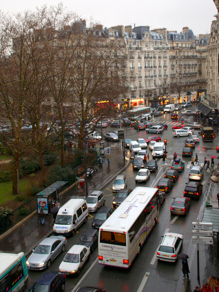 Na ilustračním snímku kolona aut v Paříži.