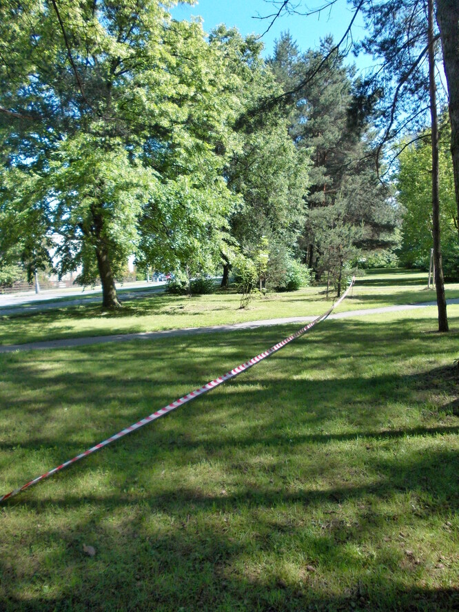 Park Ludvíka Podéště. Od pásky doleva má zeleň nahradit plánované tramvajové těleso a posunutá cesta.