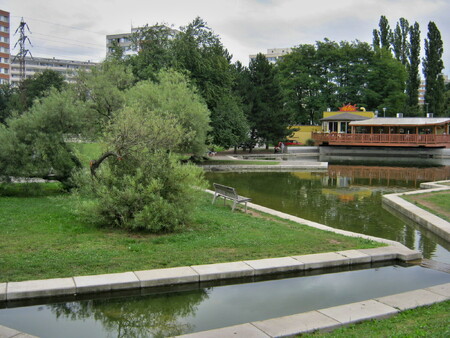Praha 9 může prodloužit park Přátelství (na obrázku) z Proseku na Střížkov. Radnice, která o získání pozemků usilovala od roku 2009, chce rozšířením parku zabránit dalšímu zahušťování zástavby a ubývání zeleně.
