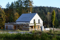 pasivní dům se zelenou střechou