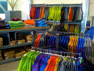 Prodávat pouze oblečení z biobavlny, recyklovaných a recyklovatelných materiálů může i firma s obchody po celém světě
