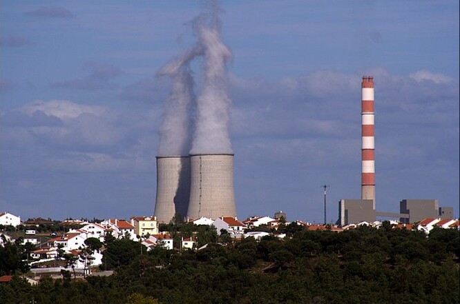 Elektrárna v Pegu byla největším zdrojem skleníkových plynů v zemi. V letech 2008 až 2019 na ní připadala v průměru čtyři procenta emisí skleníkových plynů v Portugalsku