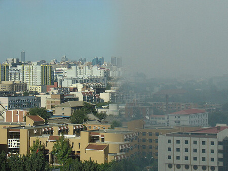 Na snímku Peking za čistého ovzduší a během smogové situace.