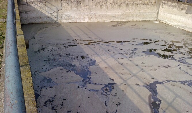 Šedý beton, šedá pěna – dokonalá vodní past.