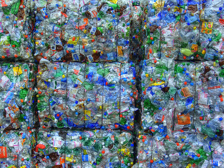 Ročně se v Praze sveze na 12 tisíc tun plastových odpadů. Dosavadní praxe byla, že se plastový odpad dál netřídil a tato směs se prodávala, zejména do Číny.