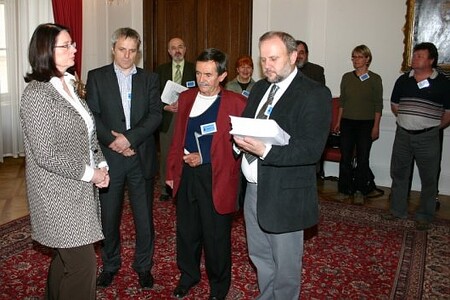 Předsedkyně sněmovny Miroslava Němcová přebírá petici Zachraňme Šumavu, duben 2011