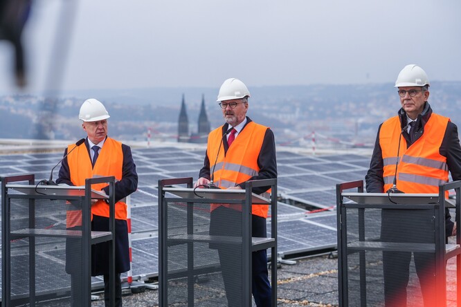 Petr Fiala, Daniel Beneš a předseda představenstva Kongresového centra Praha Aleš Bartůněk u fotovoltaiky na KCP.