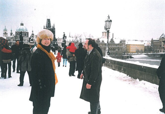 Petr Kužvart na Karlově mostě s Jiřinou Julákovou. Petr Kužvart působil i v Klubu za starou Prahu.