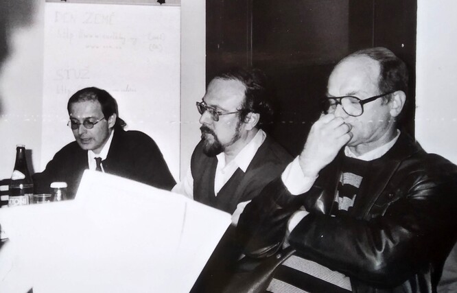 Tisková konference na Zeleném kruhu ke Dni Země, duben 1998. Uprostřed Petr Kužvart, vzadu Karel Jech.