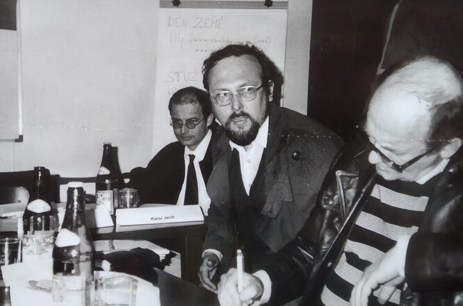 Tisková konference na Zeleném kruhu ke Dni Země, duben 1998. Uprostřed Petr Kužvart, vzadu Karel Jech.