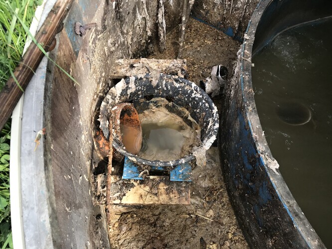 Neudržovaná čistírna odpadních vod v CHKO Bílé Karpaty.