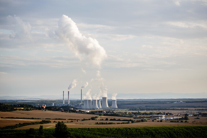 Jak v EU klesá výroba elektřiny z uhlí, je nyní Česko třetím největším výrobcem elektřiny z uhlí v rámci EU. V roce 2015 bylo páté, nyní se dostalo před Španělsko a Itálii