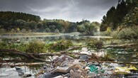 Odpadky v řece