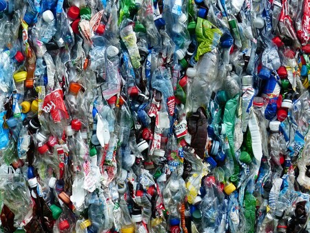McAfee nemá nic proti recyklaci papíru, skla a kovů. Má ale zásadní problém s recyklací plastů. Nevidí v ní udržitelnost, smysluplnost a nakonec, ani pomoc životnímu prostředí. / Ilustrační foto