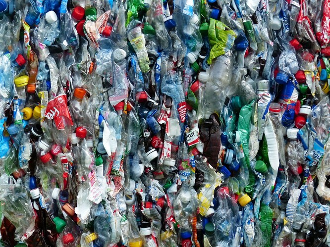Brabec poukázal na to, že Česko patří mezi státy, které budou mít poplatek jeden z nejnižších, protože má poměrně vysokou recyklaci plastů.