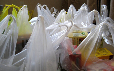 Obchodníci od včerejšího dne nemohou lidem dávat zdarma k nákupu plastové tašky. Bezplatné můžou zůstat jen tenké sáčky, například na pečivo či masné výrobky. Ilustrační snímek.