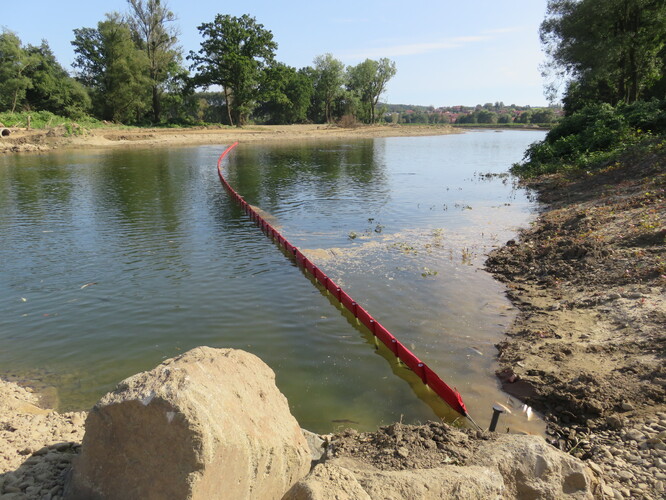 Norná stěna na řece Bečvě, díky které byly zachytávána mrtvá těla ryb.