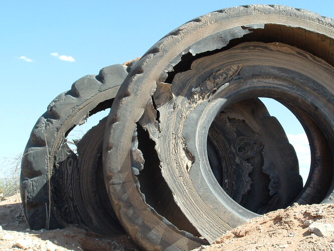 Zákonem je tak podle svazu považován za odpad třeba pryžový granulát z rozemletých pneumatik, ačkoliv pro podniky, které s ním nakládají, už je to surovina k výrobě.