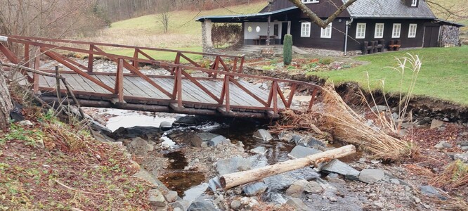 Mostek s korytem toku v Tisové-Holčovicích na Jesenicku po povodni v září 2024. Mostek s korytem toku v Tisové-Holčovicích na Jesenicku po povodni v září 2024.