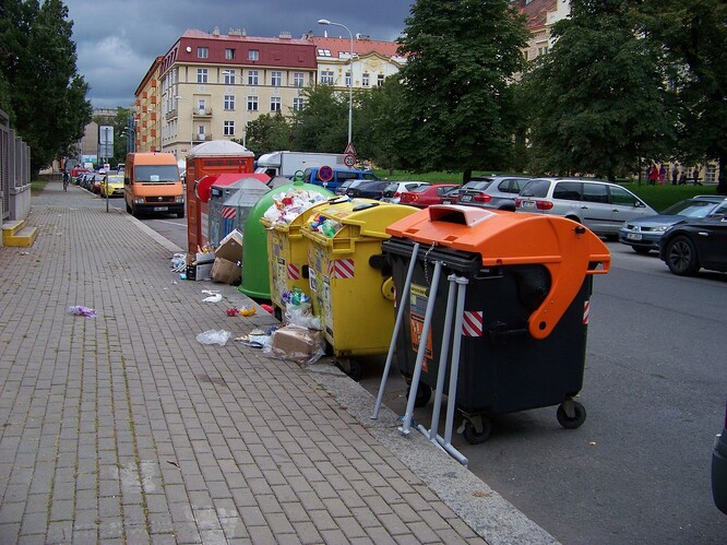 Sběrná místa na tříděný odpad často trpí tím, že odpad je skladován i kolem nich.