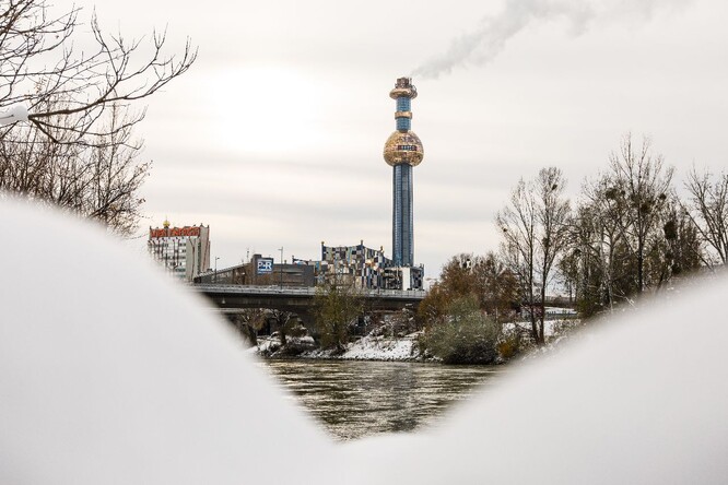 Pohled na spalovnu Spittelau zvenčí. Pohled na spalovnu Spittelau zvenčí.