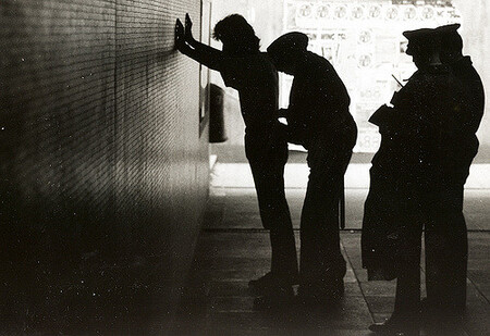 Jménem zákona: ruce vzhůru. Víte, kolik emisí uhlíku za vaším zatčením stojí? Jménem zákona: ruce vzhůru. Víte, kolik emisí uhlíku za vaším zatčením stojí?