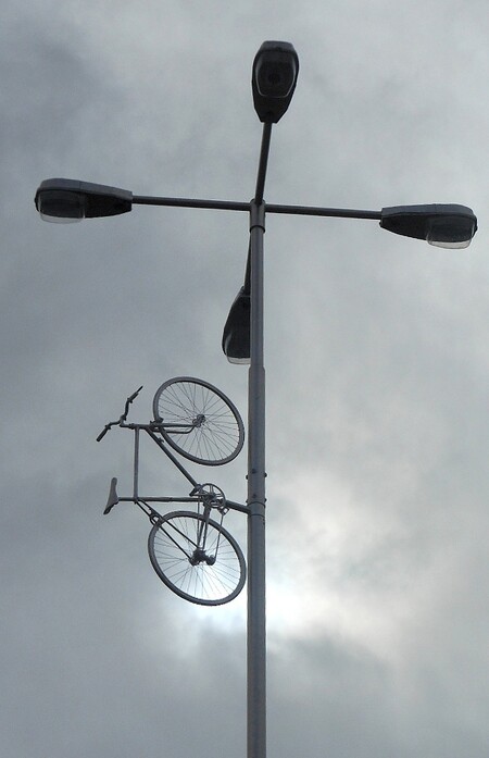Nebeské kolo nad Prahou, nenápadný pomník mrtvým cyklistům