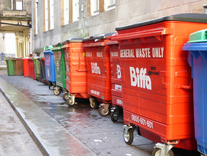 Město je v těchto dnech středem pozornosti světových médií a hromadící se odpadky v ulicích by mohly být ostudou pro skotskou i londýnskou vládu.