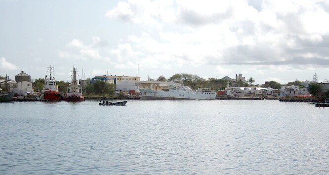 Loď se nachází asi deset kilometrů od přístavu a hlavního města Port Louis. Ilustrační foto