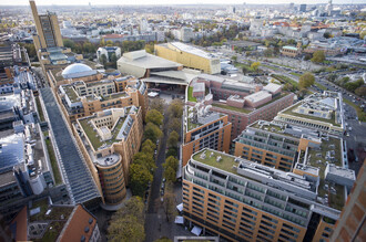 Jde to i v centrech velkých měst. Na snímku jsou zelené střechy administrativních budov na berlínském Postupimském náměstí. Zelená střecha dokáže většinu srážek zadržet a časem odpařit zpět do vzduchu. Přidanou hodnotou je, že se tím v horkých dnech střecha ochlazuje.
